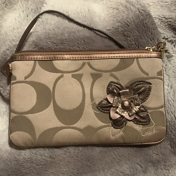 Small Coach clutch bag with flower - Picture 4 of 6